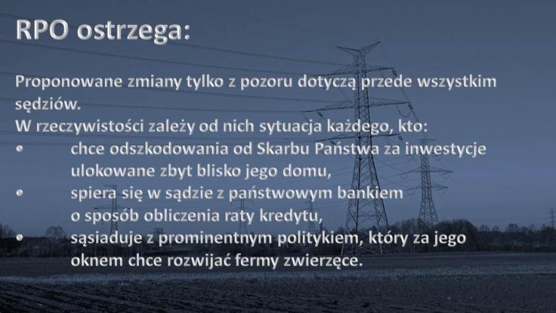 napis "RPO ostrzega" na tle zdjęcia, na którym linia wysokiego napięcia otacza gospodarstwo rolne