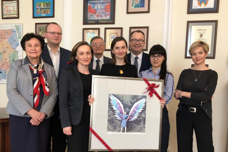 Osoby stoją 