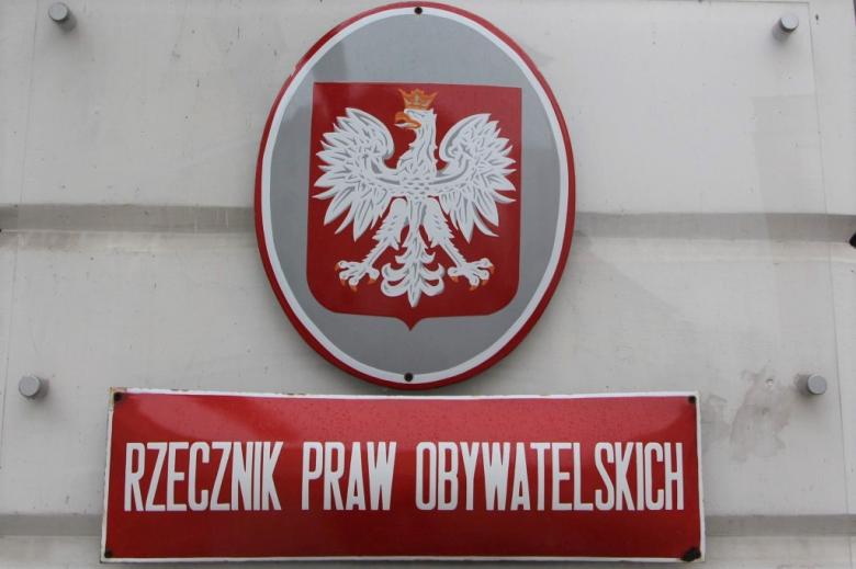 Tablica z godłem państwowym i napisem "Rzecznik Praw Obywatelskich" 