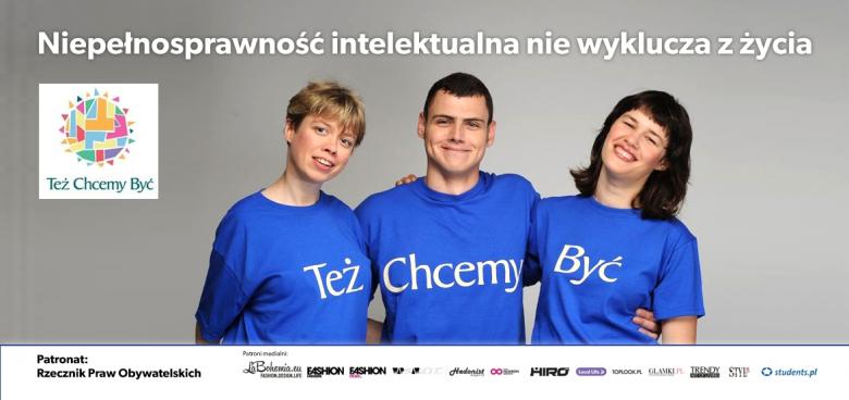 Zdjęcie młodych osób w niebieskich koszulkach tworzących napis "TEŻ-CHEMY-BYĆ", z napisem Niepełnosprawność intelektualna nie wyklucza