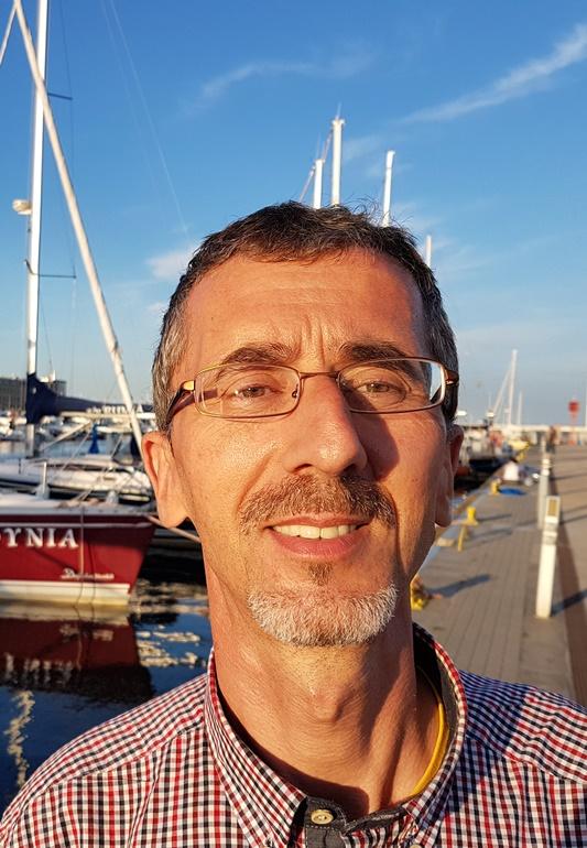 Mężczyzna sfotografowany w porcie jachtowym