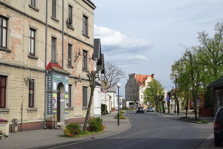 Ulica w mieście, stary dom