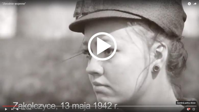 Zdjęcie kobiety w furażerce, znak PLAY