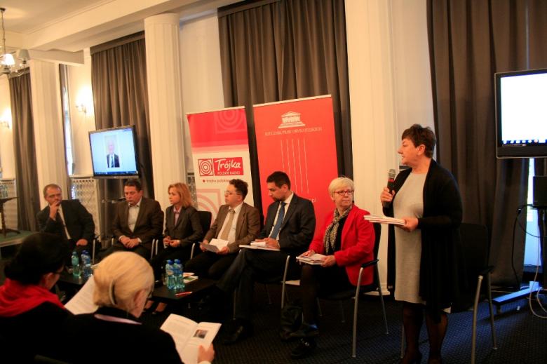 na zdjęciu Barbara Imiołczyk z Biura RPO oraz paneliści