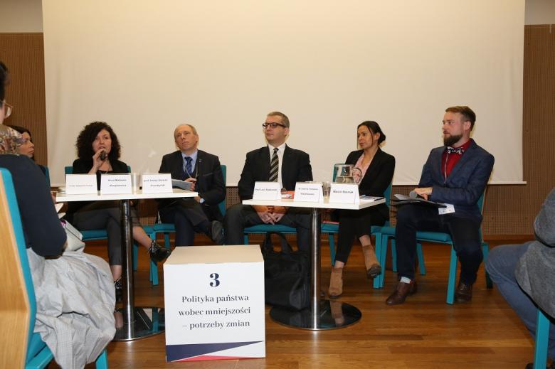 Paneliści i nazwa panelu na sześcianie