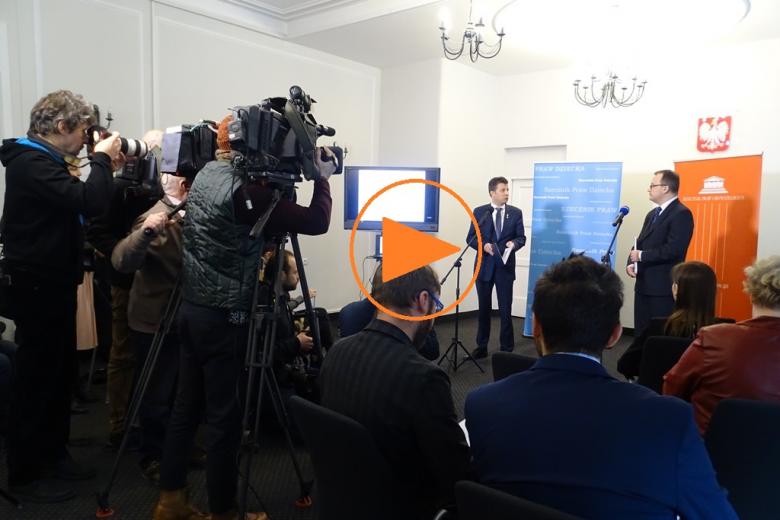 Zdjęcie ze znakiem "play": dziennikarze i dwaj rzecznicy