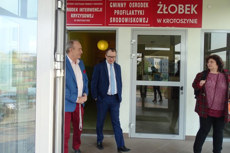 Mężczyźni i kobieta wychodzą z budynku z Centrum Pomocy w Krotoszynie