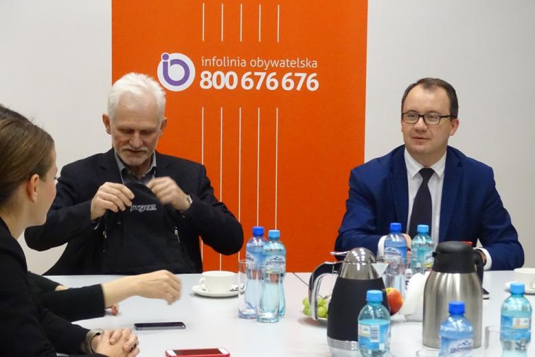 Zdjęcie: dwaj mężczyźni przy stole na tle loga RPO