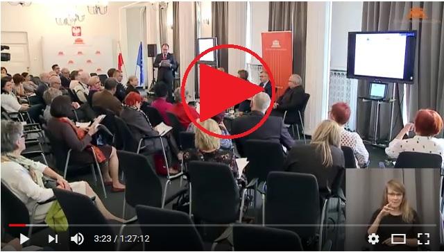 zdjęcie: kilkanaście osób siebi na sali