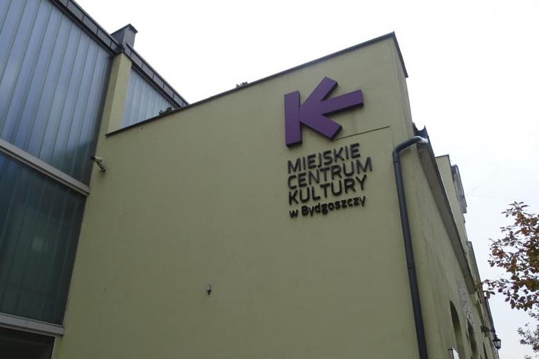 Zdjęcie: budynek z kolorowym napisem Miejskie Centrum Kultury