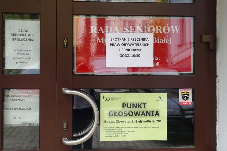 Ogłoaszenie na drzwiach. Rada seniorów, spotkanie z RPO