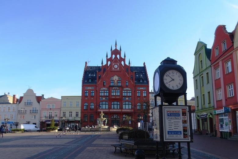 Rynek z ratuszem, zegar pokazuje godz., 7:50 rano