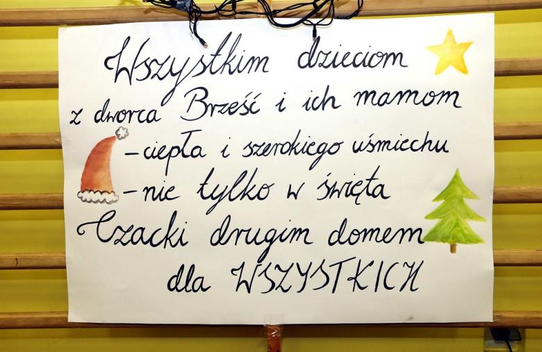 Plakat z napisem: Wszystkim dzieciom  z dworca Brześć i ich mamom – ciepła i szerokiego uśmiechu nie tylko w święta. Czacki drugim domem dla wszystkich