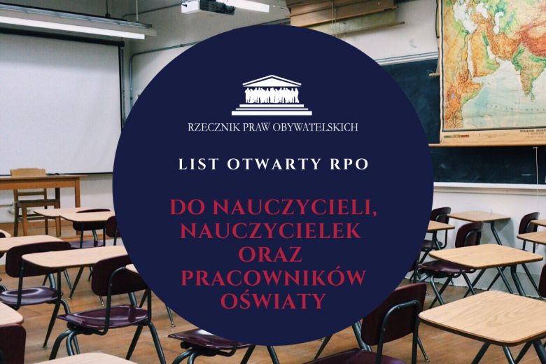 plakat przedstawiający szkolną salę z krzesłami, tablicą, mapą