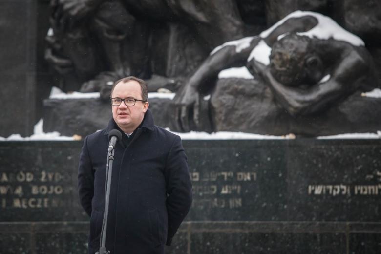 fot.Magda Starowieyska Muzeum Historii Żydow Polskich POLIN - RPO pod Pomnikiem Bohaterów Getta