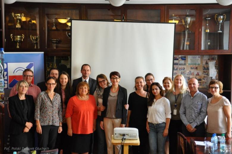 Na zdjęciu uczestnicy seminarium podczas wizyty w siedzibie Polskiego Związku Głuchych, fot. PZG