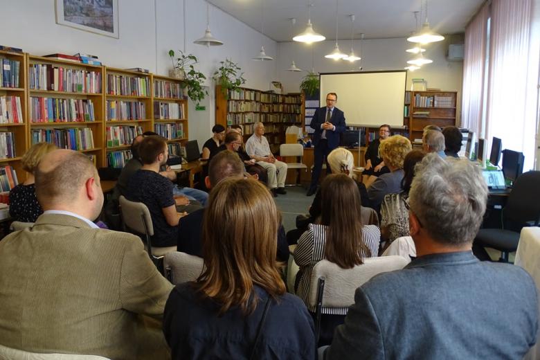 Grupa ludzi w sali bibliotecznej