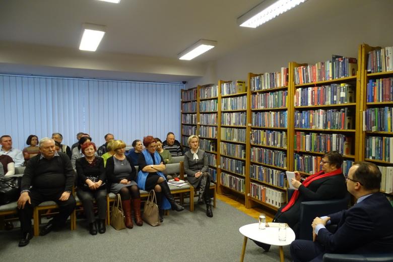 Ludzie rozmawiają na spotkaniu w bibliotece