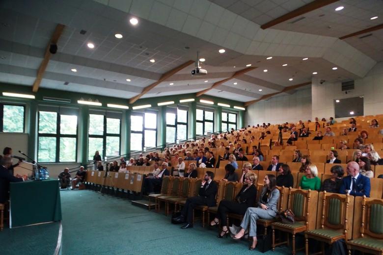 Aula akademicka pełna ludzi, głównie kobiet