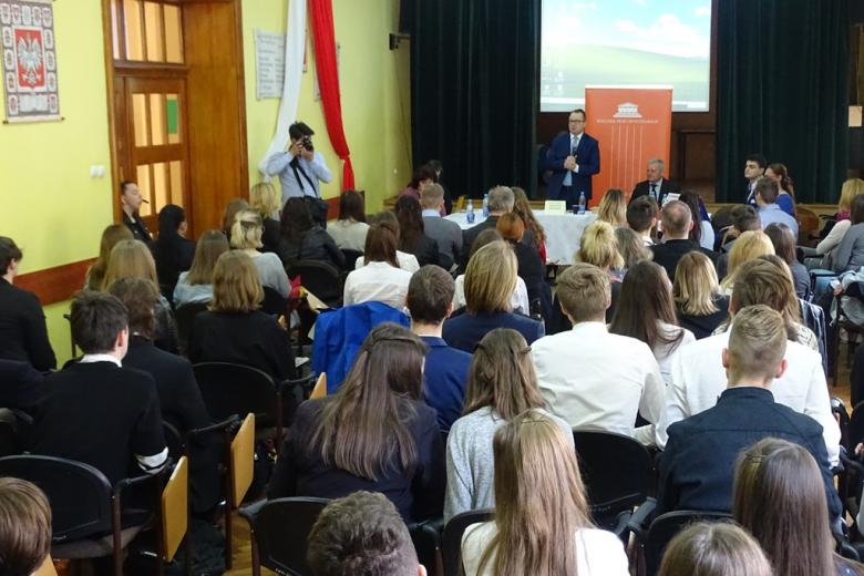 Aula szkolna, w której siedzą młodzi ludzie