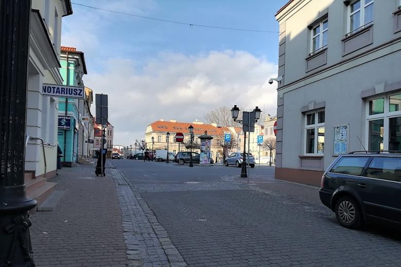 Rynek małego miasta w słoneczne popołudniu