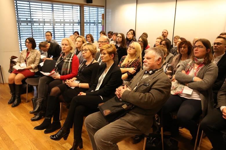 zdjęcie: kilkanaście osób siedzi na sali