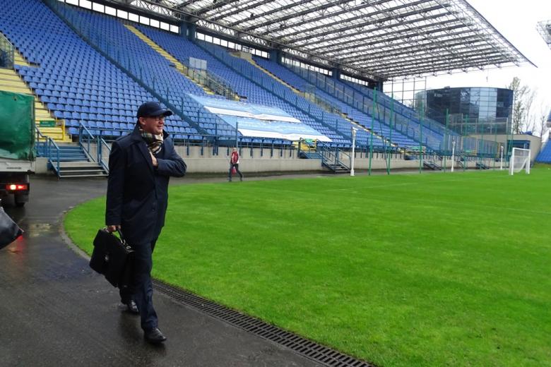 Zdjęcie: mężczyzna na stadionie