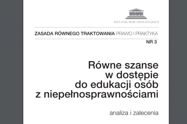 Biała okładka z czarnym tytułem