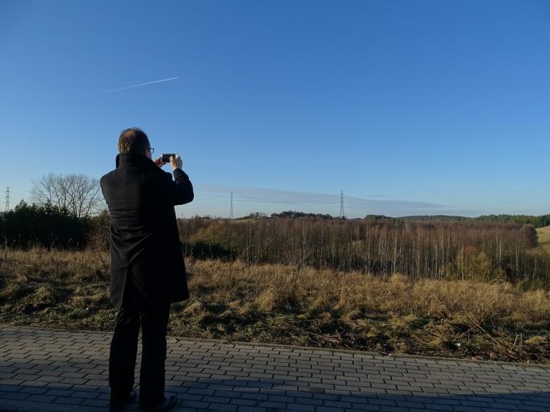 Zdjęcie: Adam Bodnar fotografuje linie energetyczną