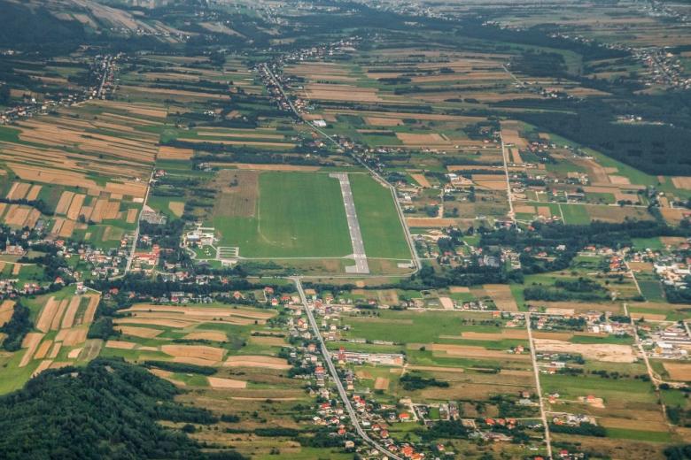 Pas startowy o domy w okół - widok z lotu ptaka