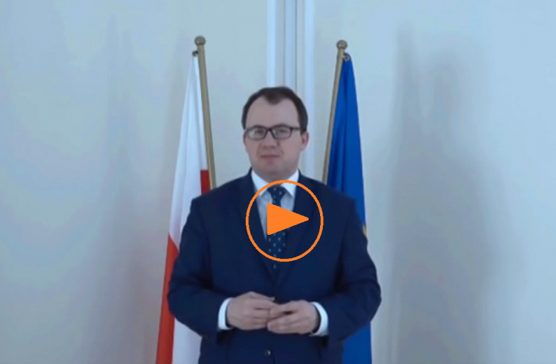 Zdjęcie: mężczyzna na tle flag Polski i UE