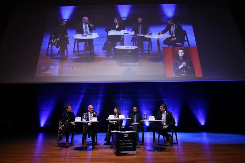 Paneliści na scenie i audytorium