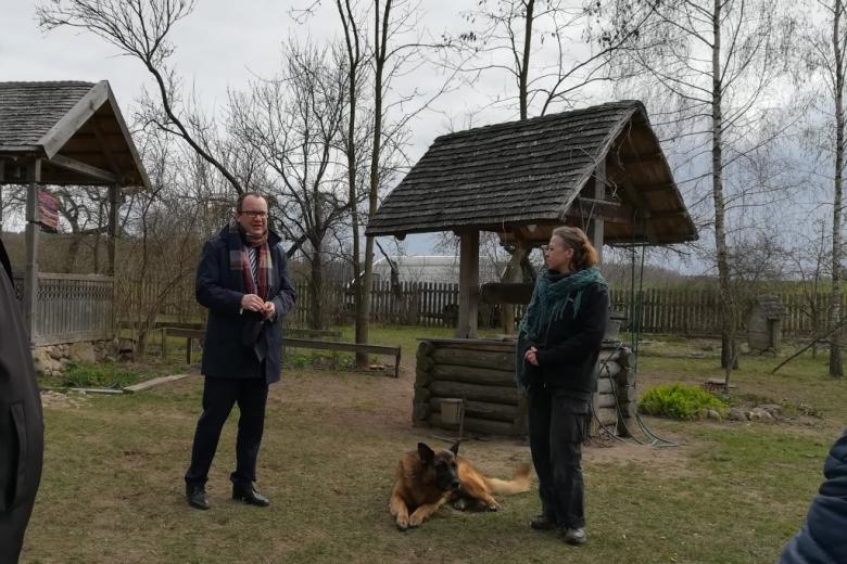 Mężczyzna rozmawia z kobietą przy studni