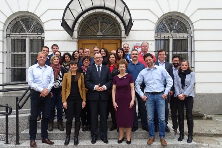 zdjęcie: przed Biurem RPO stoi kilkadziesiąt osób