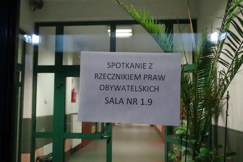 Zdjęcie:  karta informująca, że spotkanie z RPO jest w sali 1.9