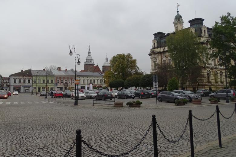 Zdjęcie: zabytkowy rynek z ratuszem