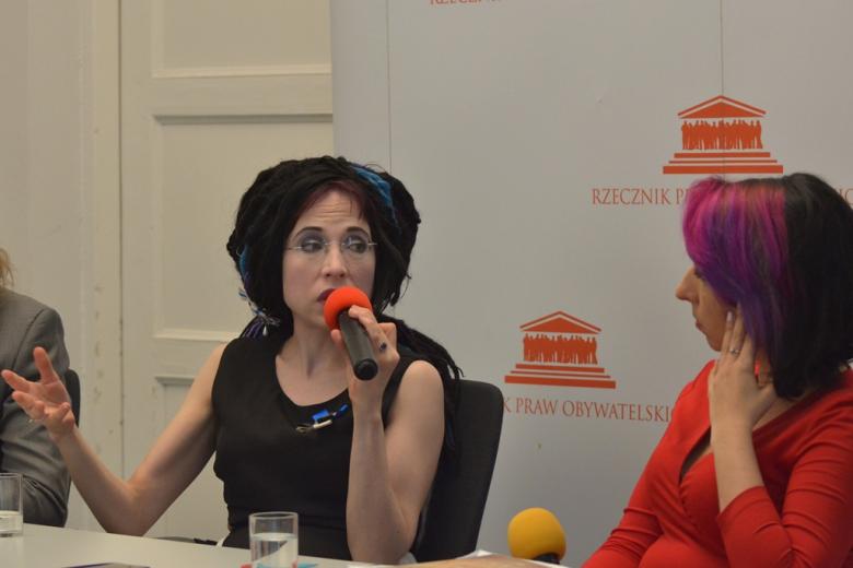 dyskutujący ludzie przy stole 