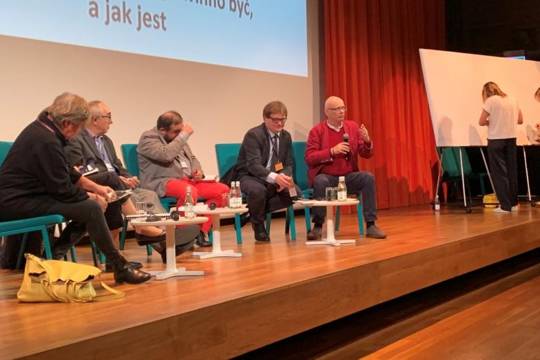 Paneliści na scenie