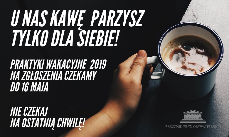 zdjęcie kubka kawy z dopiskiem U NAS KAWĘ  PARZYSZ TYLKO DLA SIEBIE!