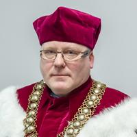 Mężczyzna w stroju akademickim (birecie i todze)