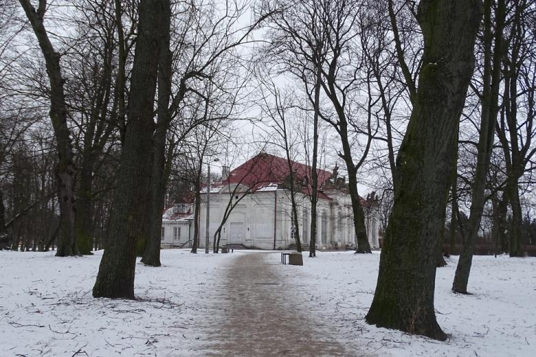 Barokowy pawilon w ogrodzie zimą