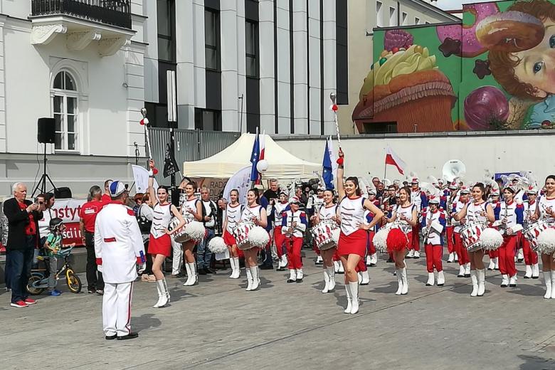 Orkiestra dęta w biało-czerwonych strojach