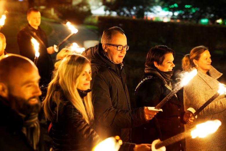 Ludzie z pochodniami symbolizującymi prawa człowieka