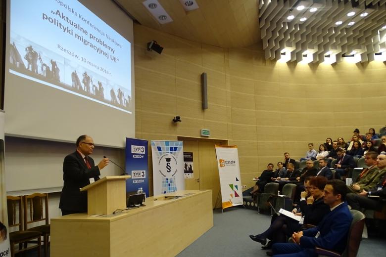 Zdjęcie: starszy mężczyzna na mównicy