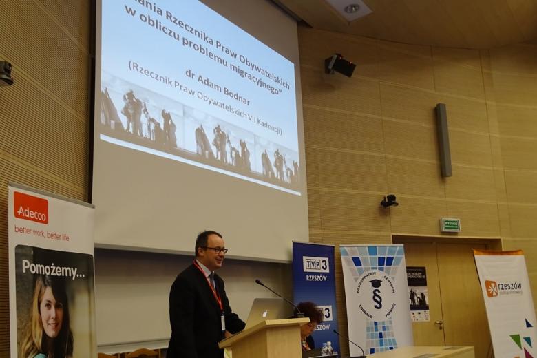 Zdjęcie: mężczyzna na mównicy