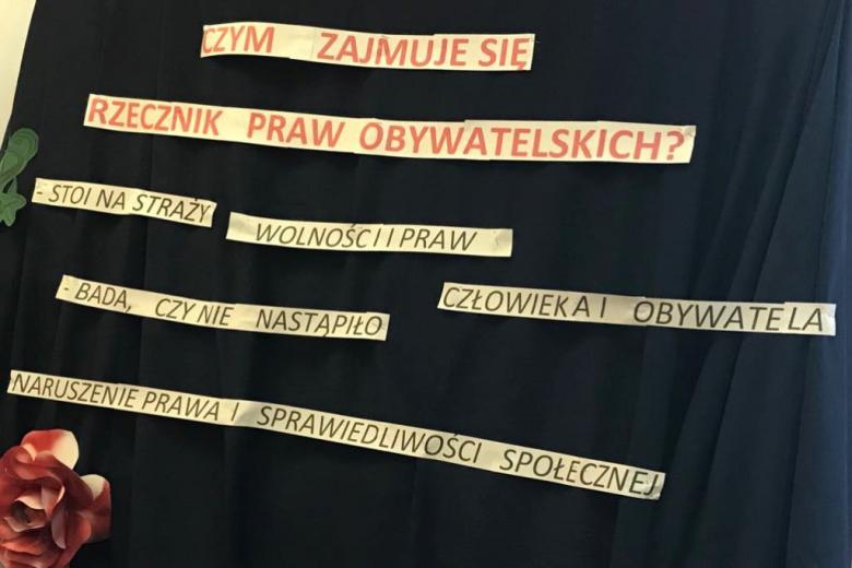 Wyrazy wycięte i przypięte do tablicy w szkole