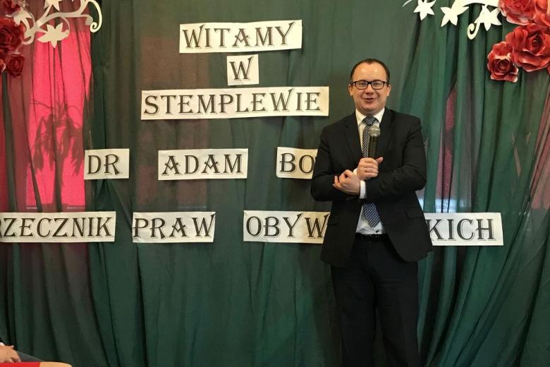 Męzczyzna na rel napisu :Witamy w Stemplewie - dr Adam Bodnar Rzecznik Praw Obywatelskich"