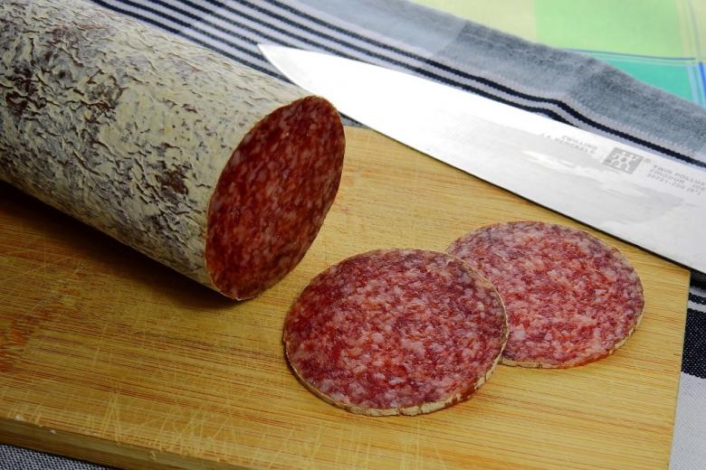 Salami i nóż