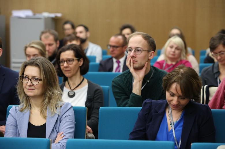 Publiczność na panelu, zielone krzesła