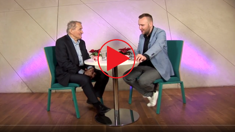 Dwaj mężczyźni przy stole